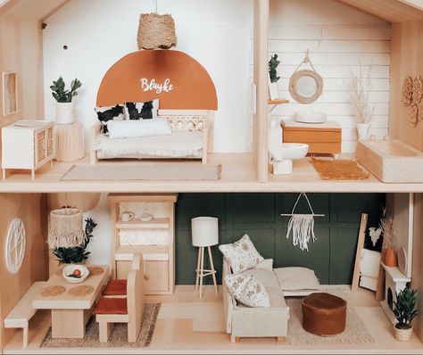 Dollhouse Playroom, Boho Dollhouse, Diy Dolls House Accessories, Dollhouse Makeover, Barbie House Furniture, Dollhouse Inspiration, Flip Ideas, Mini Doll House, Doll House Crafts