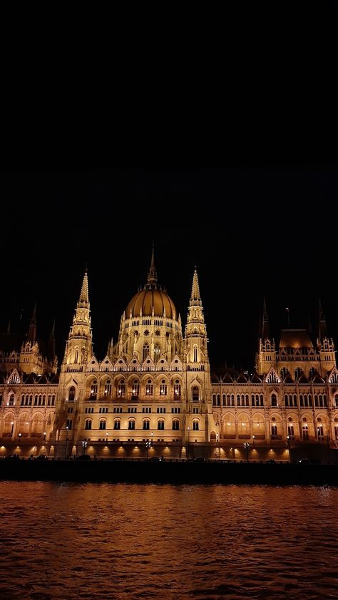 Budapest Parliament, Wallpaper Winter, Black Wallpaper Iphone, Budapest Hungary, Future Life, Black Wallpaper, Dracula, Winter Holidays, Hungary