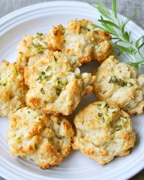 Rosemary Drop Biscuits, Garlic Drop Biscuits, Slow Cooker Bbq Pork Chops, Quick Biscuit Recipe, Rosemary Biscuits, Bbq Pork Chops, Potluck Party, Rosemary Garlic, Slow Cooker Bbq