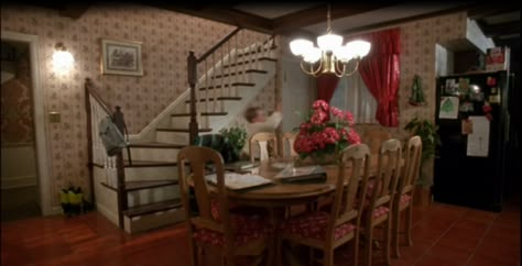 Tour the "Home Alone" Christmas Movie House Alone At Christmas, Houses From Movies, Home Alone House, Home Alone 1, Fast Times At Ridgemont High, Kitchen Eating Areas, Home Alone 2, 90s House, Home Alone Movie