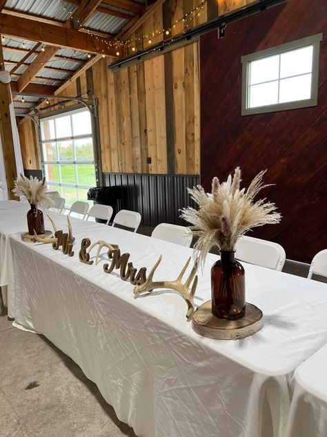 Western Wedding Gift Table, Head Table Rustic Wedding, Bride And Groom Table Rustic, Western Sweetheart Table, Western Turquoise Wedding, Western Wedding Table Decor, Barn Wedding Table Decor, Rustic Cake Table, Western Table Decorations