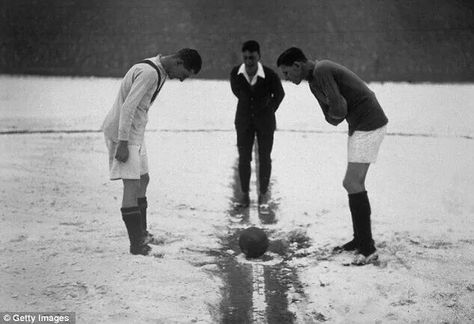 Manchester United vs Arsenal 1926 - Imgur Arsenal Vs Manchester United, Kenny Dalglish, Football Pitch, Arsenal Football Club, Arsenal Football, Historical Moments, X Games, History Pictures, Retro Football