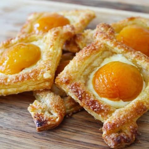 Apricot Pastry, Cream Cheese Pastries, Easy Puff Pastry Desserts, Puff Pastry Ideas, Cheese Pastries, Cream Cheese Puff Pastry, Cream Cheese Pastry, Fruit Pastries, Apricot Recipes