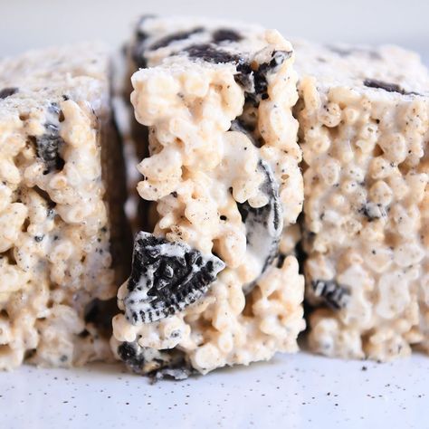 Mel on Instagram: “It’s an Oreo Rice Krispie treats kind of Monday and these super ooey gooey marshmallowy Oreo treats are 🙌🏼. It’s a slightly adapted version…” Oreo Rice Krispie Treats, Mels Kitchen, Oreo Rice, Rice Krispie Treats Recipe, Dark Chocolate Desserts, Krispie Treats Recipe, Rice Recipes For Dinner, Krispy Treats, Rice Crispy Treats