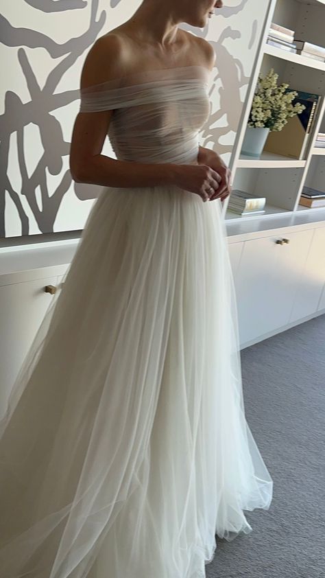 Off-the-shoulder tulle wedding dress (Designer: Soucy) Short Person Wedding Dress, Bridal Fashion Week 2024, Black Wedding Rings For Men, Wedding Dresses With Sleeves Lace, Wedding Rings For Men, Romantic Dresses, Off Shoulder Wedding Dress, Black Wedding Rings, Heart Flutter