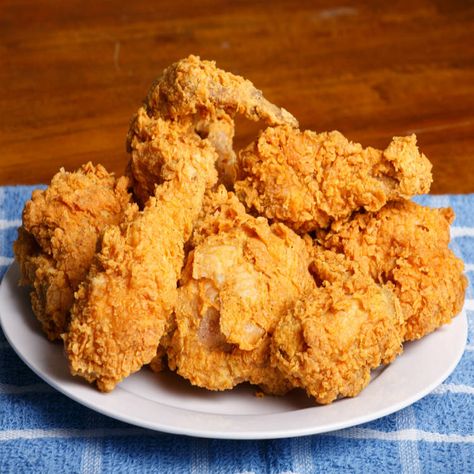 Fried Chicken Recipe: How to Make Fried Chicken at Home| Simple Homemade Fried Chicken Recipe Maryland Fried Chicken Recipe, Homemade Fried Chicken, Making Fried Chicken, Buttermilk Chicken, Chicken And Biscuits, Southern Fried Chicken, Crispy Fried Chicken, Crunchy Snack, Fried Chicken Recipes