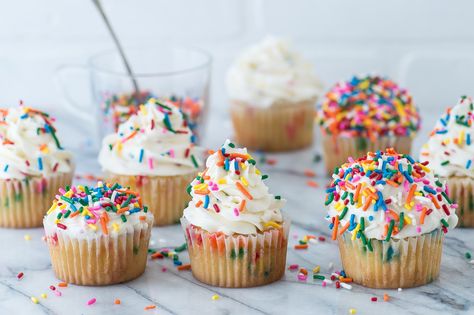 Funfetti cupcakes! Easy to make funfetti recipe that’s bursting with sprinkles! Cupcakes For Two, Funfetti Cupcake Recipe, Vegan Vanilla Cupcakes, Cupcake Photography, Funfetti Cupcakes, Confetti Cupcakes, Vanilla Cupcake Recipe, Dessert Photography, Orange Cake