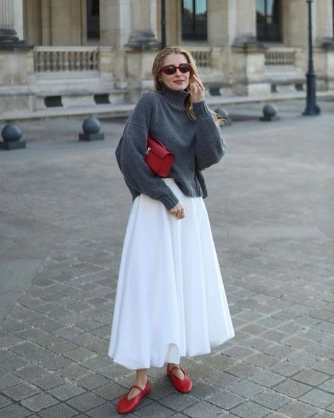 Skirt With Running Shoes, Ribbed Long Skirt Outfit, White Midi Skirt Outfit Fall, White Prairie Skirt Outfit, White Skirt Outfit Autumn, Cute Midi Skirt Outfits, Maxi Skirt With Sweater, White Skirt Fall Outfit, Maxi Pleated Skirt Outfit