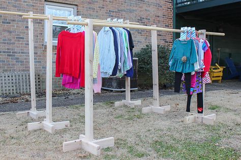 DIY Clothes Racks from 2x4s and Free Printable Size Dividers - a great idea for yard sales. Diy Metal Clothes Rack, Portable Hanging Clothes Rack, Diy Clothing Rack For Garage Sale, Diy Clothes Hanging Rack For Yard Sale, How To Hang Clothes For Garage Sale, Diy Pipe Clothing Rack, Yard Sale Hanging Clothes Display Ideas, Garage Sale Hanging Clothes Ideas, Garage Sale Clothes Rack Ideas