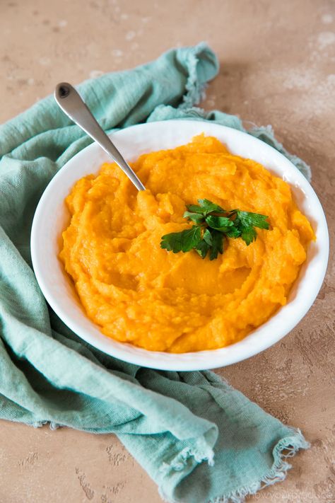 This Mashed Butternut Squash recipe is the perfect side dish or it also makes for great homemade baby food that is freezer friendly. Potato Squash Recipes, Mashed Potato Squash, Roasted Squash Seeds, Recipe For Butternut Squash, Butternut Squash Seeds, Potato Squash, Mashed Squash, Mashed Butternut Squash, Butternut Recipes