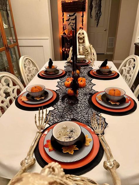 Dining Table Decor Halloween, Halloween Dinner Table Decor Dining Room, Simple Halloween Dining Table Decor, Halloween Dinning Room Table, Spooky Dining Room Table, Halloween Table Decorations Centerpieces, Tomato Cage Ghost, Mesa Halloween, Décoration Table Halloween