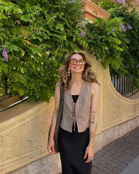 Chloe Hayward on Instagram: “Very very happy in Rome” Vest Shirt Outfits For Women, Chloe Hayward Outfits, Vintage Hipster Outfits, Chloe Hayward, Instagram London, Vest Outfit, London Look, Effortless Outfit, Modest Fashion Outfits