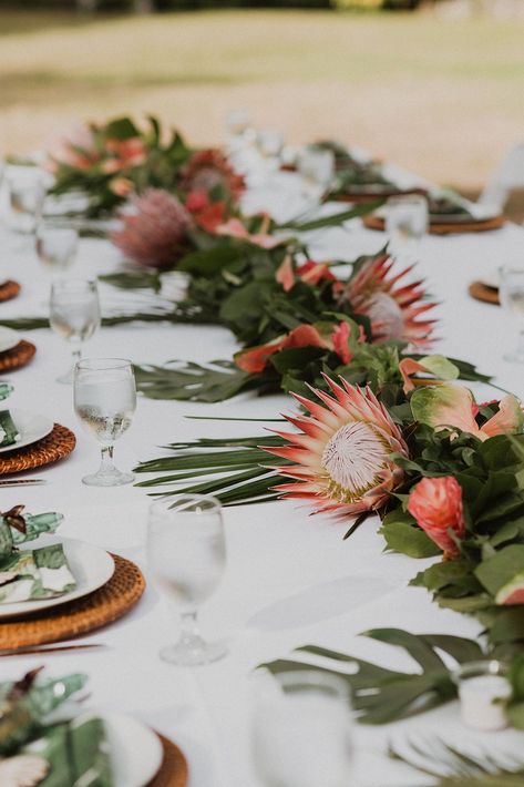 Tropical Wedding Theme Elegant, Paliku Gardens Wedding, Christmas Reception, Elegant Tropical Wedding, Wedding Reception Tables Layout, Hawaiian Dinner, Paliku Gardens, Tropical Wedding Reception, Tropical Wedding Theme