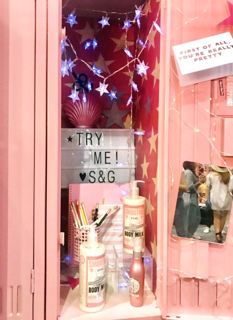 Decorate Locker Ideas, Pink Locker Ideas, Sharpay Locker, Preppy Locker Ideas, Preppy Locker, Pink School Locker Aesthetic, Work Locker Ideas, Pink Locker Aesthetic, Pink Locker Decor