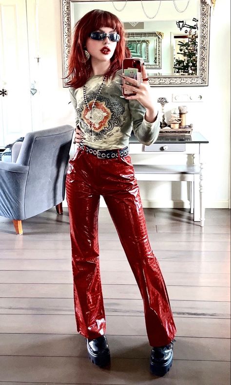 Grunge New Years Outfit, Alt 70s Fashion, Rave Outfits Berlin, Alternative 70s Fashion, Glam Rock Inspired Outfit, Vintage Rave Outfits, Alt Nye Outfit, Birthday Outfit Grunge, Berlin Nightlife Fashion