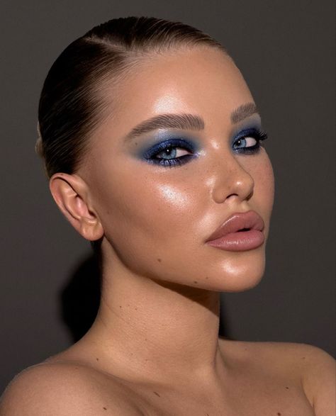 Dark Blue Smokey Eye Makeup, Midnight Blue Makeup, Dark Blue Smokey Eye, Dark Blue Eye Makeup, Dark Blue Eyeshadow, Gala Makeup, 2024 Makeup, Fashion Show Makeup, A Sky Full Of Stars