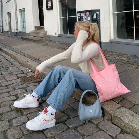 Barbara Kristoffersen, Winter Fits, Teenager Outfits, Mode Inspo, Mode Vintage, Looks Style, Mode Inspiration, Aesthetic Outfits, Pink Bag