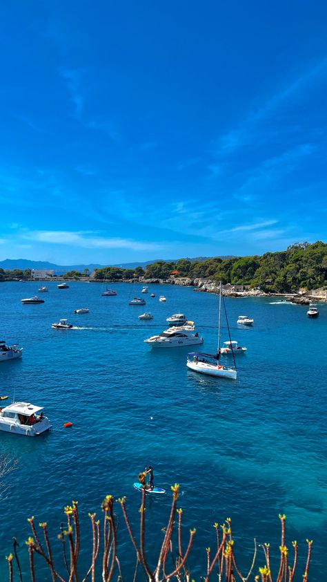 South of france sunmer holiday destination full of yachts, hiking and cliff jumping spots South Of France Yacht, Cliff Jumping, Cote D’azur, Mediterranean Sea, French Riviera, Saint Tropez, South Of France, Holiday Destinations, Yachts