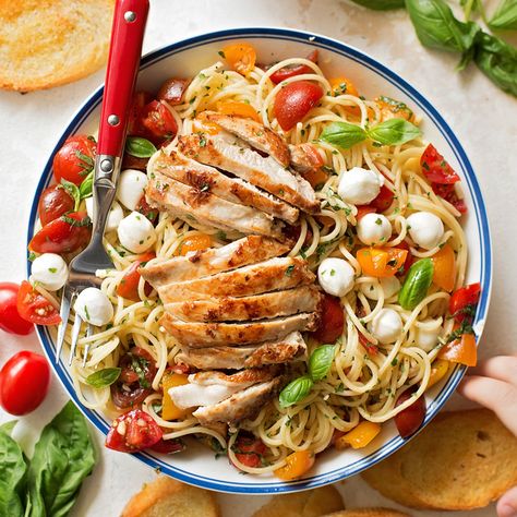 This light and summery bruschetta chicken and pasta is the perfect dish for entertaining. It's easy, flavorful and absolutely delicious! Chicken Salad Pasta, Pasta Food Photography, Pasta Photography, Bruschetta Chicken Pasta, Life Made Simple, Chicken And Pasta, Roma Tomato, Pan Chicken Fajitas, Bruschetta Chicken