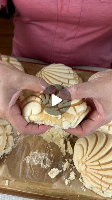 336K views · 21K likes | Milagro Reyes on Instagram: "Si Te Gustan las Conchas de Pan de Agua" Pan Concha, Mexican Empanadas, Conchas Pan, Latin Food Recipes, Mexican Sweets, Mexican Bread, Mexican Desserts, Mexican Snacks, Amazing Desserts