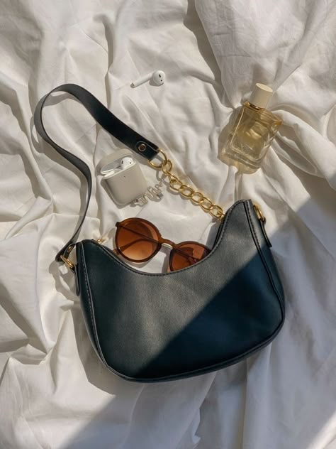 Bags Foto Ideas, Purse Instagram Post, Purse Pictures Ideas, Foto Tas Aesthetic, Handbag Flatlay, Bags Flatlay, Aesthetic Flatlay Ideas, Bag Aesthetic Photography, Bag Inspo Aesthetic