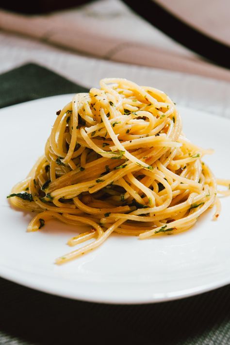 [Homemade] Pasta Aglio e Olio like the movie "Chef" #food #foods Aglio Olio Photography, Meat Food Styling, Olio Pasta, Pasta Photography, Aglio E Olio Recipe, Pasta Aglio E Olio, Pasta Aglio, Photography Food Styling, Aglio E Olio