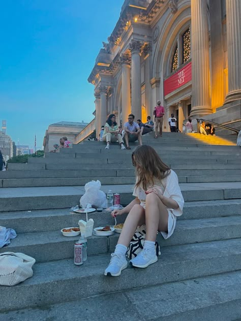 the met, chinese food, cool girl aesthetic, nyc, evening The Met Photoshoot Ideas, The Met Steps Pictures, Met Steps Aesthetic, The Met Picture Ideas, Met Pictures Ideas, The Met Photo Ideas, The Met Photoshoot, Met Steps Pictures, New York Instagram Pictures