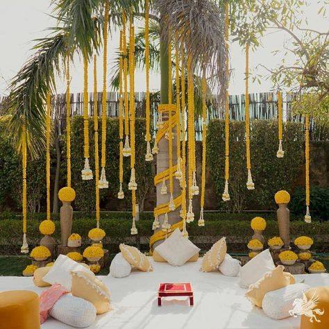 Simple and classy terrace & rooftop haldi decoration ideas Simple Outdoor Haldi Decor, Beach Side Haldi Decor, Haldi At Home Decor, Traditional Haldi Decoration, Indian Haldi Decorations, Backyard Haldi Decor, Pool Side Haldi Decor, Outdoor Haldi Decoration, Haldi Ceremony Decorations Outdoor