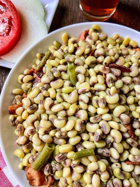 How to Cook and Season Southern Purple Hull Peas Lady Peas Recipes, Fresh Peas Recipe Simple, Pink Eye Peas Recipe, Conch Peas Recipe, Fresh Field Peas Recipe, How To Cook Fresh Peas, Pink Eyed Peas Recipe, Purple Hull Peas Recipe Southern Style, Purple Hull Peas Recipe Crockpot