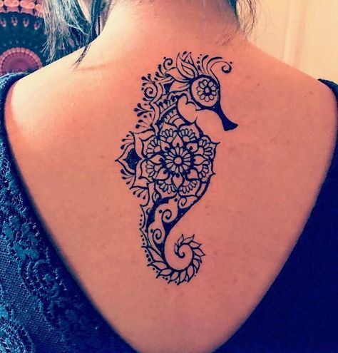 🌴 TROPICAL DREAMS on Pinterest & Instagram • SEAHORSE THEMED TATTOOS #tropicaldreeamsonpinterest #beach #tattoo #tattoos #oceantattoo #oceantattoos #tropicaldreams #tattoophotography #tattoophotos #bodyart #ocean #beach #seatattoos #nauticaltattoo #nauticaltattoos #bodytattooart #tattooart #seahorse #seahorses #seahorsetattoo #seahorsetattoos #seahorsetattooart Mandala Seahorse Tattoo, Mermaid Henna Tattoo, Ocean Theme Henna, Beach Back Tattoo Women, Henna Tattoo Designs Ocean, Seahorse Tattoos For Women, Sea Animal Tattoos For Women, Sea Life Tattoos For Women, Sea Tattoos For Women