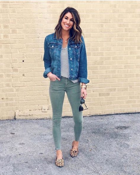 girl standing with one hand in pocket Popular Spring Outfits, Jean Jacket Outfits, Teaching Outfits, Fall Attire, Leopard Shoes, Fashion Book, Traje Casual, Green Jeans, Outfit Jeans