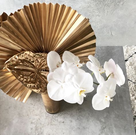 gold & white White And Gold Floral Arrangements, Rose Gold Flower Arrangements, Gold Flower Arrangements, Roka Decor, Botanical Sculpture, Dry Flower Arrangements, Red Roses Centerpieces, Rose Gold Wedding Inspiration, Rose Gold Bouquet