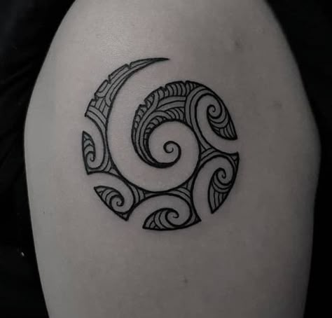 Small Maori Tattoo Designs, Simple Maori Tattoo, Koru Tattoo Woman, Minimalist Maori Tattoo, Polynesian Tattoo Minimalist, Minimalist Polynesian Tattoo, Maori Fish Hook Tattoo, Ta Moko Women Arm, Maori Koru Tattoo