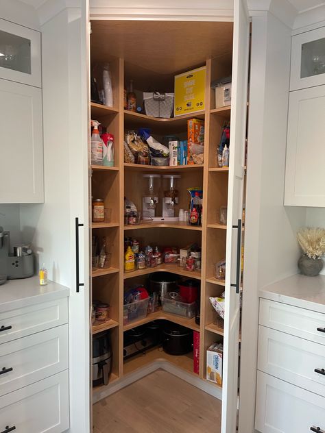 Corner Cupboard Pantry, Kitchen Corner Pantry, Kitchen Corner Units, Mallorca Villa, Corner Kitchen Pantry, Accessible Kitchen, Pantry Inspiration, Small Pantry Organization, Lake Ideas