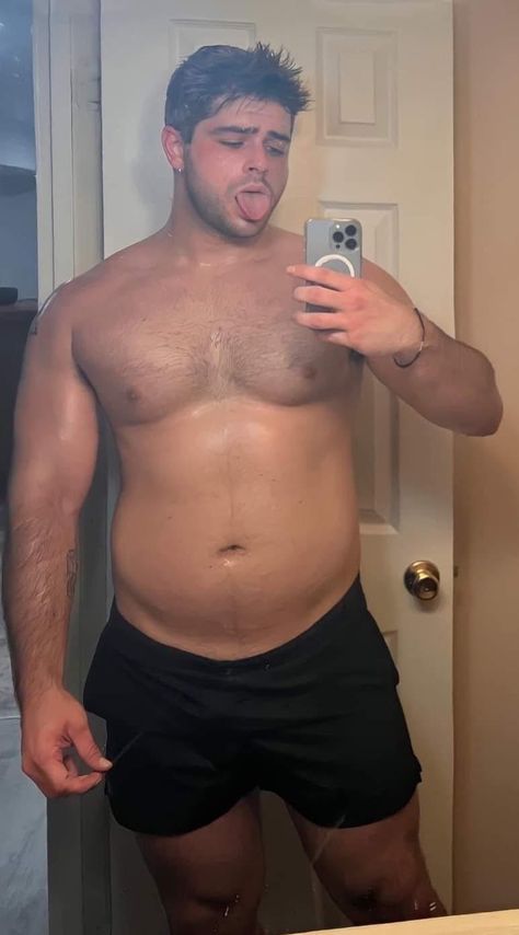 Himbo Men Aesthetic, Chubby Muscular Build Guy, Men With Big Lips, Boxer Aesthetic Male, Men Bulking, Selfie Art Reference, Pfp For Men, Model Body Reference, Dad Body Men