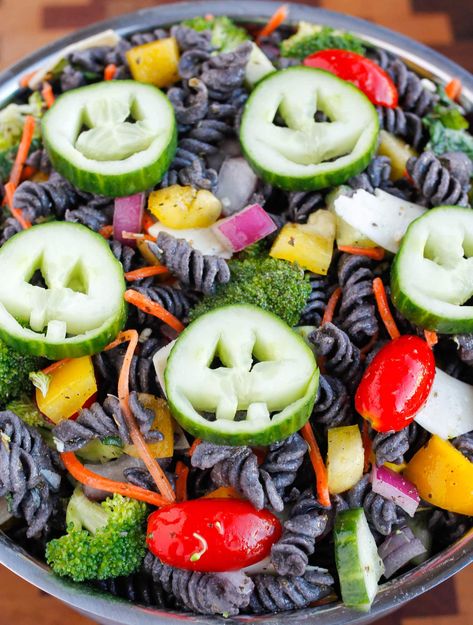 Healthy Halloween Pasta Salad - Smile Sandwich Party Food Pasta, Halloween Pasta Salad, Halloween Salad, Halloween Pasta, Halloween Party Food, Pasta Salad Dressing, Halloween Dishes, Bean Pasta, Food Pasta