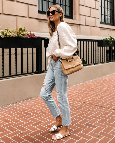 White Sandals Outfit, Flat Sandals Outfit, Brunch Outfit Summer, Summer Weekend Outfit, Stonewash Jeans, Sunday Brunch Outfit, Brunch Outfit Spring, Hermes Oran Sandals, Summer Brunch Outfit