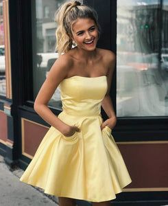 Basic Prom Dresses Short, Yellow Short Formal Dress, Semi Formal Dresses Yellow, Light Yellow Short Dress, Homecoming Dress Yellow, Graduation Dress Outfit Ideas, Short Grad Dresses, Grade 8 Grad Dresses Short, Yellow Dress Formal