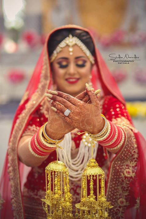 New Dulhan Pose, Indian Dulhan, Funky Bride, Wedding Dulhan Pose, Wedding Photo Frames, Couple Wedding Photography, Marriage Poses, Indian Bride Poses, Indian Bride Photography Poses