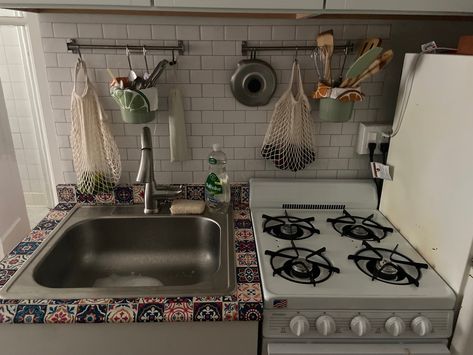 Kitchen Backsplash Renter Friendly, Wallpaper Studio Apartment, Small Kitchen Renter Friendly, Cheap Apartment Decorating Renting, Renter Apartment Ideas, Renter Friendly Storage Hacks, Kitchen Ideas Renter Friendly, Renter Diy Ideas, Renter Safe Decor