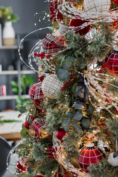 Red Plaid Christmas, British Christmas, Silver Christmas Decorations, Red Christmas Decor, Plaid Christmas Decor, Tree Ideas Christmas, Ideas Christmas Tree, Gold Christmas Decorations, Tartan Christmas