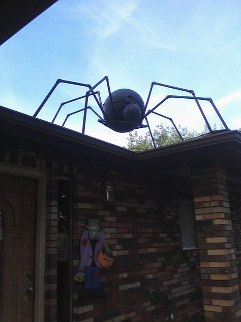 HUGE PVC SPIDER! Would be awesome when I have a house! I love decorating for Halloween!!! Large Outdoor Spider Diy, Spider Infestation Halloween, Pvc Spider, Spider Ideas, Pvc Crafts, Haunted Trail, Spider House, Outside Halloween Decorations, Big Spiders