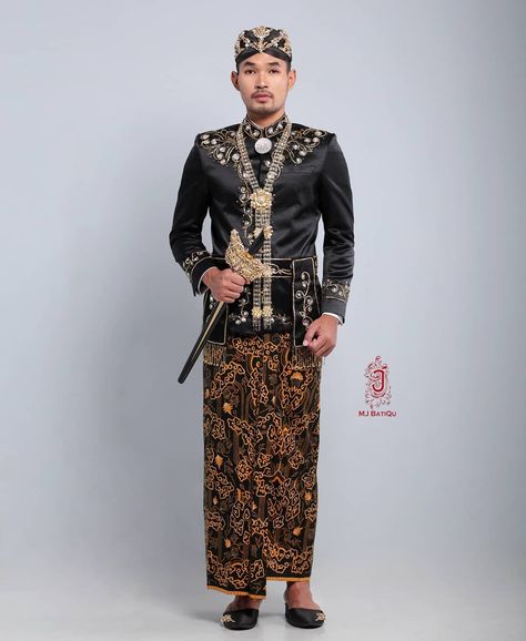 Beskap Sunda - baju adat Sunda, Jawa Barat. Pakaian tradisional Indonesia. Indonesia traditional costume. Cr/instagram: mjbatiqucrb #culture #budaya #busana #clothes #attire #outfit #batik #keris Indonesia Traditional, Traditional Costume, Traditional Clothing, Traditional Outfits, Batik, Indonesia, Quick Saves, Clothes, Instagram