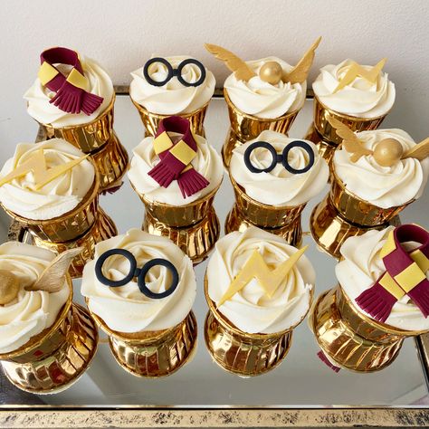 Harry Potter Birthday Ideas Decoration, Harry Potter Birthday Cupcake Ideas, Harry Potter Theme Desserts, Harry Potter Cupcakes Ideas Birthday, Harry Potter Theme Cupcakes, Harry Potter Themed Birthday Cake, Harry Potter Mini Cake, Harry Potter Cupcake Ideas, Harry Potter Cupcake Cake