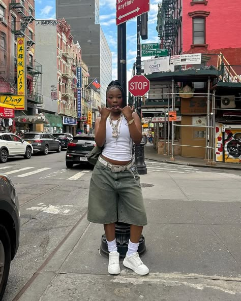 Jorts Outfit, Tomboy Outfits, Outfit Inspo Casual, Cute Comfy Outfits, Streetwear Fashion Women, How To Pose, Cute Everyday Outfits, Streetwear Outfits, Fashion Mistakes