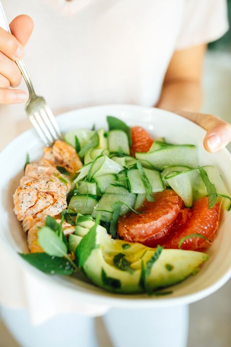 A salmon, cucumber and grapefruit detox salad that's healthy and easy to make. Salmon Cucumber, Grapefruit Salad, Healthy Detox Cleanse, Sugar Detox Diet, Detox Kur, Spa Menu, Cucumber Diet, Detox Salad, Detox Diets