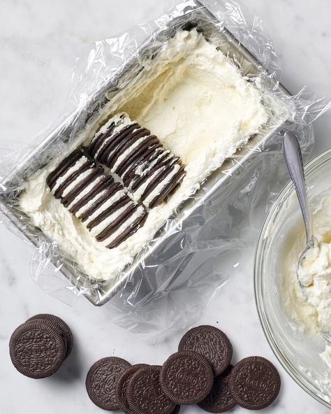 photo showing the process of adding whipped cream and Oreo thins into a loaf pan in rows to make an icebox cake with cookies on the surface and a bowl of whipped cream with a spoon in it to the side No Bake Cakes 4 Ingredients, Bakeless Desserts, Wafer Cake, Baking A Cake, No Bake Summer Desserts, Box Cakes, Oreo Thins, Icebox Cake Recipes, Chocolate Wafer