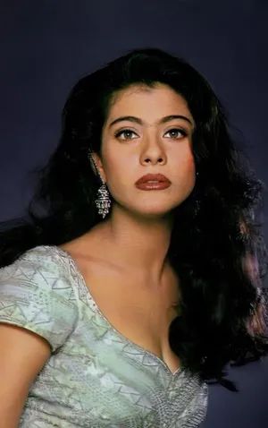 Kajol 90s Aesthetic, Kajol Makeup Looks, Kajol Makeup, Kajol Aesthetic, Kajol Wallpaper, Kajol 90s, Y2k Bollywood, Kajol Image, Female Crush