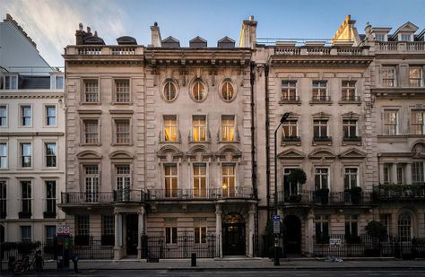 A MEGA-MANSION with twelve bedrooms, nine bathrooms and a huge swimming pool is on sale for £54.5 MILLION in London’s posh district of Mayfair. The property’s eye-watering price tag is 32 times higher than the £1.7 million it sold for in 2008. According to the Evening Standard, the Grade II-listed townhouse’s staggering price tag makes […] Mayfair House, Mews House, Old Mansion, Mega Mansions, London Property, Casa Exterior, London Apartment, Expensive Houses, Town House