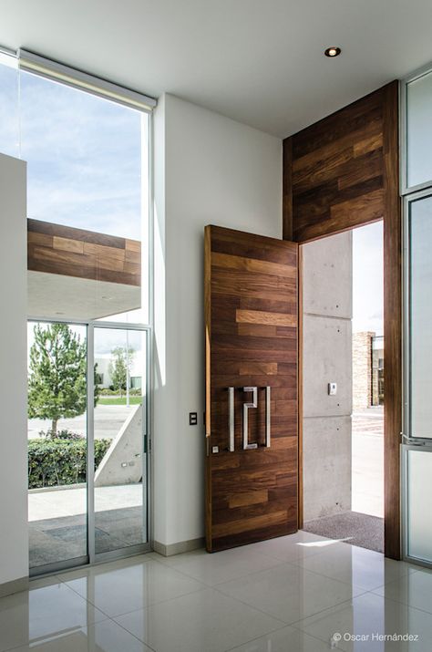 10 Puertas de madera que harán que tu entrada sea la más elegante de la cuadra | homify | homify Unusual Doors, Modern Entrance Door, Beautiful Front Doors, Main Entrance Door, Wooden Front Door Design, Wooden Main Door Design, Modern Entrance, Home Door Design, Modern Front Door